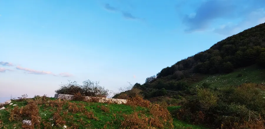 La collina sopra il nucleo, dopo le piogge