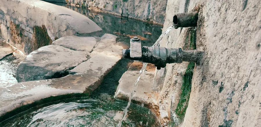 Acqua di fonte: la stessa che arriva in tavola
